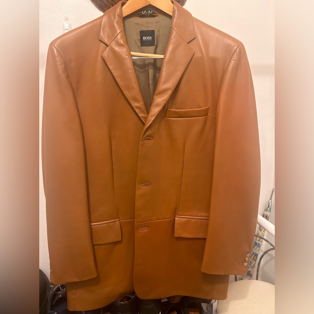 Feel like a boss in this HUGO BOSS MEN’S LEATHER JACKET! Tan 44 R Lamb Leather.
